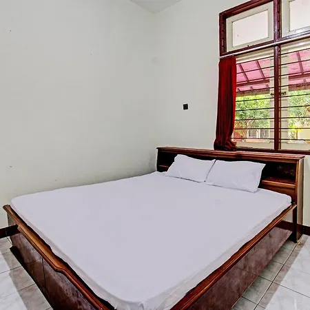 Oyo 92710 Losmen Tjabe Merah Near Alfamart Bintaro